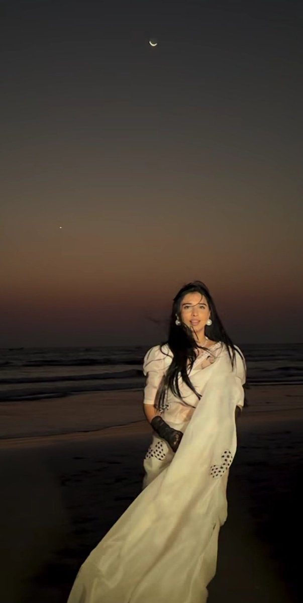 Amiktomar's tweet photo. Chand 🌙
#TanyaMittal https://t.co/VrVLPaNewZ