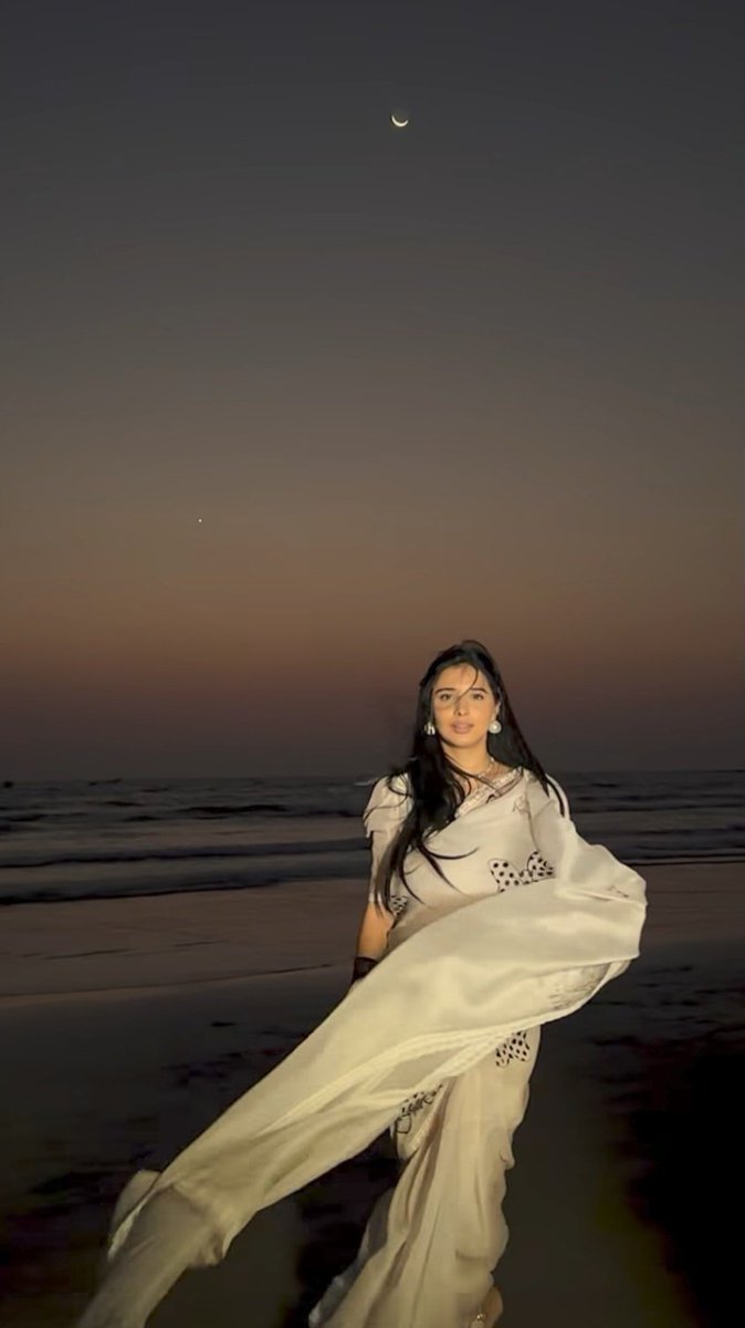Amiktomar's tweet photo. Chand 🌙
#TanyaMittal https://t.co/VrVLPaNewZ