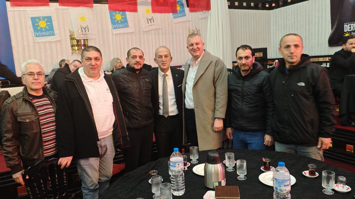 bursastajder's tweet photo. Bursa’mızın Birlik ve Beraberlik ruhunu yansıtan anlamlı bir organizasyona daha katılım sağladık.

İYİ Parti Bursa İl Başkanlığı Geleneksel Ramazan Bayramı Bayramlaşma Programı’na derneğimiz adına katılarak, hemşehrilerimizle bayramlaşma fırsatı bulduk. ⁉️

Etkinlikte, gençlerimizin ve Çırak/Stajyerlerimizin istihdam, eğitim ve mesleki gelişim konularındaki beklentilerini paylaşma imkânı elde ettik; dayanışma ve ortak çalışma vurgusu güçlü bir şekilde hissedildi.

Bu değerli programa ev sahipliği ve organizasyon için İYİ Parti Bursa İl Başkanımız @ismailkaya_bursa Sayın İsmail Kaya Bey’e, Bursa Milletvekilimiz ve değerli teşkilat mensubu @YS_Turkoglu Sayın Yüksel Selçuk Türkoğlu Bey’e, İl Başkanlığı teşkilatına ve emeği geçen tüm katılımcılara teşekkür ederiz..🙏🙏

@MDervisogluTR
@iyiparti
@iyipartibursail

Bayram Bizim Neyimize 
#StajerÇırağaBayramıZehirEttiniz