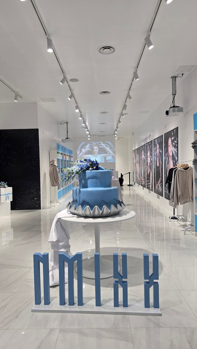 haewonlly's tweet photo. le pop up est trop beau 😭😭 #NMIXX #ZEROFRONTIER #NMIXX_POPUP https://t.co/hHc2DpXNhA