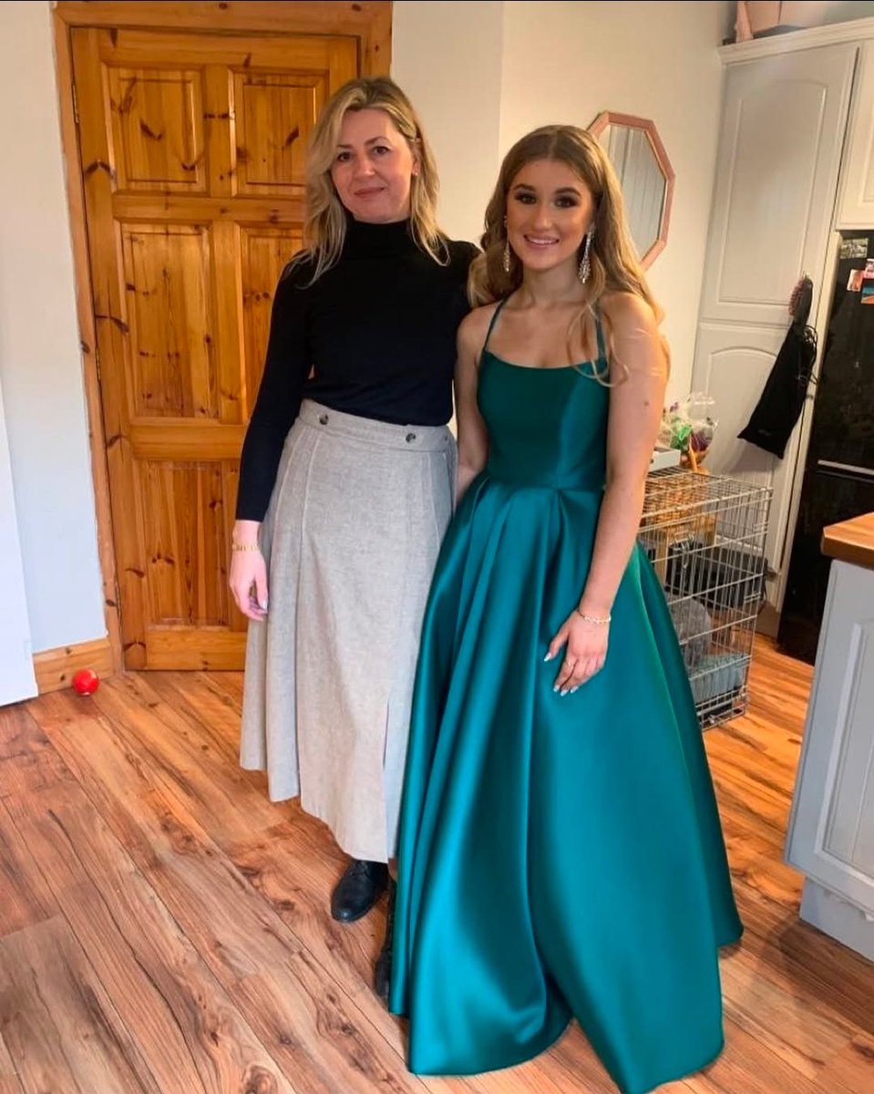 mother daughter tweet media