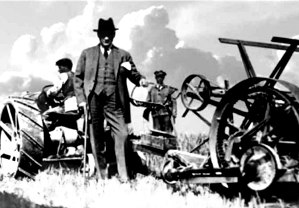 Bugün toplumun her kesiminden artarak yükselen yaşam şartlarından şikayet seslerinin başlıca nedeni;
Köylüyü traktörle, kentliyi fabrika dişlisiyle, kadınları cesaretle, çocukları okuduklarını anladıkları kitaplarla tanıştıran Atatürk gibi lider vasfına sahip yurtsever bir