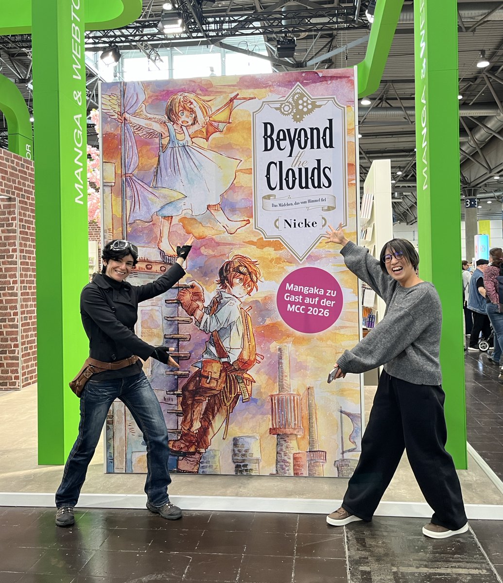 Kim_Ki_oon's tweet photo. にっけ先生がライプツィヒブックフェアで大活躍しています!❤️🔥
「Beyond the Clouds」のファンがとても暖かく迎えてくださり感激です😊
取材を受けたり、ステージで絵を描いたり、Carlsen出版社のブースを見学していたら1日があっという間に終わってしまいました。
#にっけ #Nicke #BeyondtheClouds https://t.co/KHuQcxbO2Z