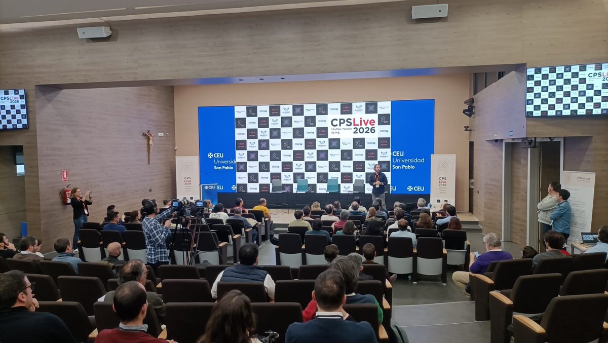 CPSComunidad's tweet photo. Y @PauMugarra acaba de clausurar el #CPSLive 
Bueno, la parte formal... ahora toca la segunda parte con #birras a tope 🍻 https://t.co/8mC5ifG1YE