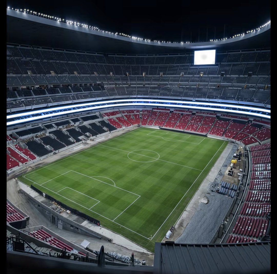 De día y de noche. 
Así es el Azteca para el Mundial 2026.
Afortunadamente, en la parte alta  ya quitaron todas las rejas, la malla ciclónica y los postes y vidrios que existían.
Hoy la vista es limpia desde cualquier punto. 
Opiniones...