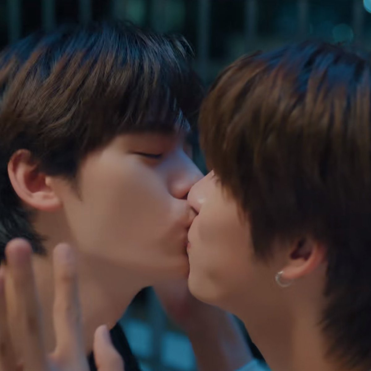 จากที่สังเกตมา 2ep หลัง ด้วงจะเป็นสายชอบหอมชอบฟัดแก้มคุณฉิน ส่วนคุณฉินจะนานๆ ทีแต่เป็นจุ้บปากเลย อะไรแบบนี้มันน่ารักง่ะ คนนึงขยันคลั่งรัก อีกคนก็คิดมาอย่างดีทุกครั้งที่แสดงความรักให้กับอีกคน ชั้นรักคสพ.พวกแกมากน้า ให้มันโสดแค่คนดูได้เลย 🥹💘

DUANG WITH YOU EP8
#ด้วงกับเธอEP8