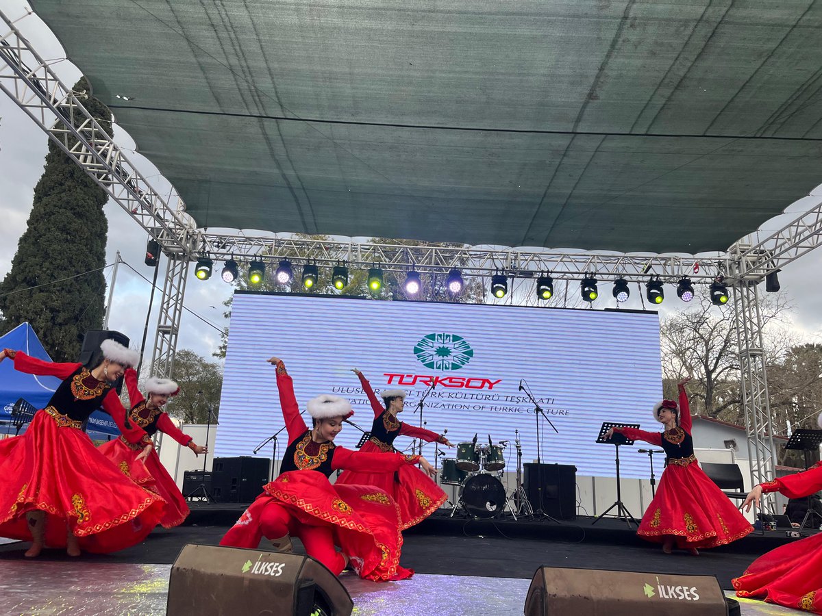 turksoyorg's tweet photo. 💐Baharın müjdecisi Nevruz Bayramı, bu yıl İzmir Kültürpark’ta düzenlenen görkemli bir etkinlikle kutlandı. TÜRKSOY’un paydaşları arasında yer aldığı organizasyon, Türk Dünyası’nın zengin kültürel mirasını gözler önüne serdi. https://t.co/a7asqHe3i7