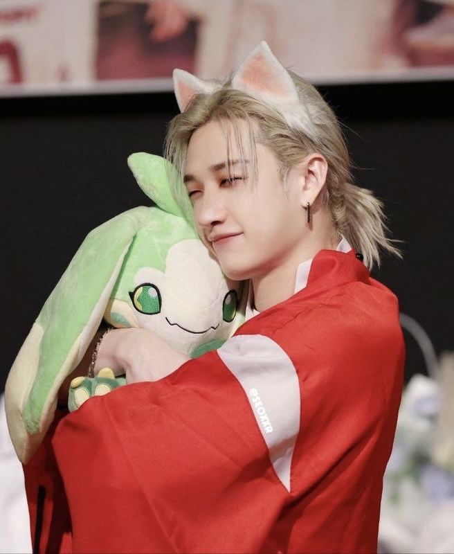 lia•°• held chan's hand 🥺😭 tweet media