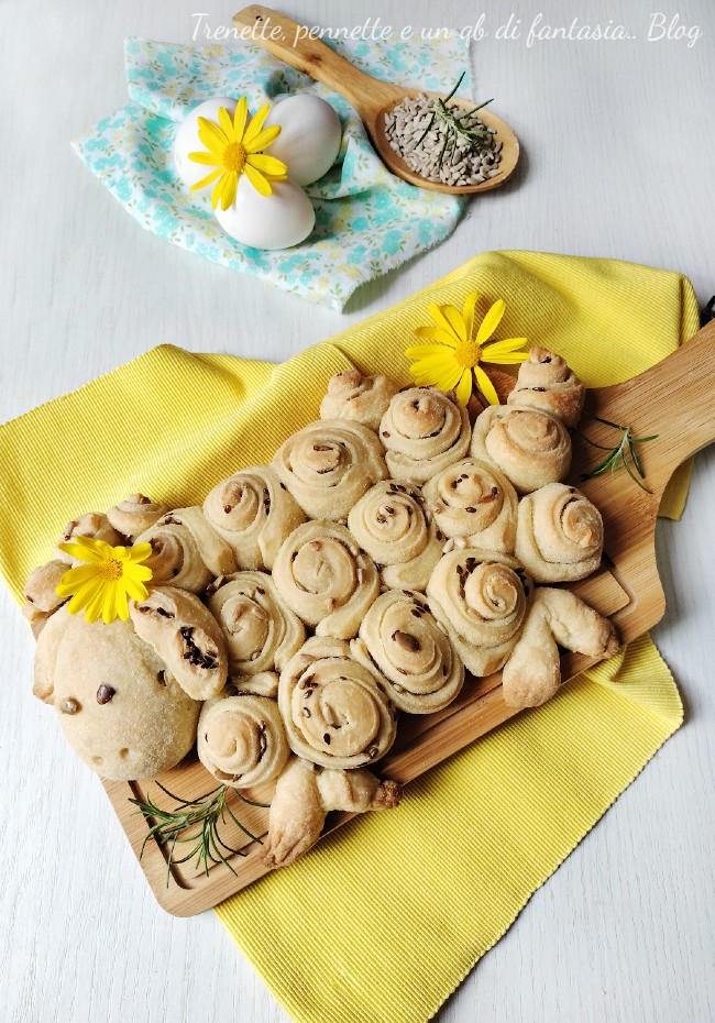 VittoriaAl's tweet photo. La pecorella di pane ai semi è molto più di una semplice ricetta: è un’idea creativa che porta allegria in tavola e rende la Pasqua ancora più speciale.
Con il suo aspetto tenero e il suo sapore irresistibile, conquisterà davvero tutti
https://t.co/AJo5Ms7uxH https://t.co/SWQN30TWAo