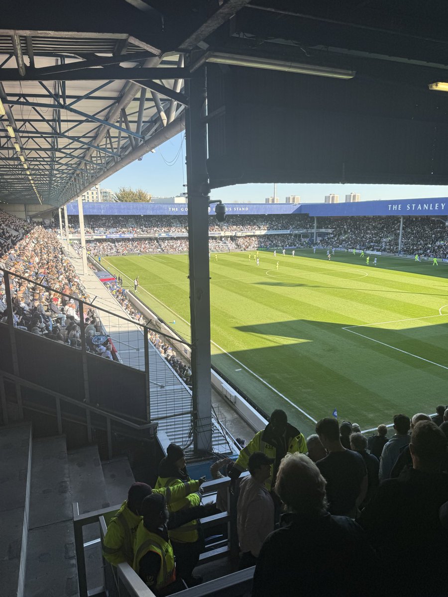 Linyilee's tweet photo. @QPR @Pompey 
Can I know how I can get a refund for your scam regarding gold seats ?
Not allowed into y4 gangway by security who made us sit in Y1
Not acceptable https://t.co/CVYrZRdjT1