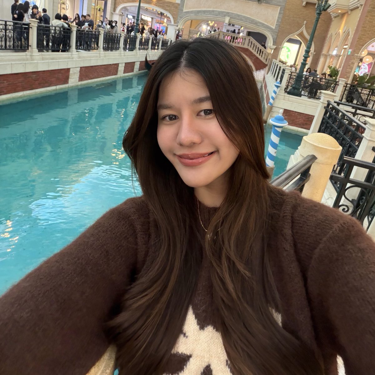 ป้ายยาเสื้อสเวตเตอร์รุ่นนิเลยคับ โคตรรรรรรสวย โคตรจะน่ารัก 10000/10 เท่านั้น สีน้ำตาล เสื้อนุ่มใส่สบาย ลุคไหนก็รอด