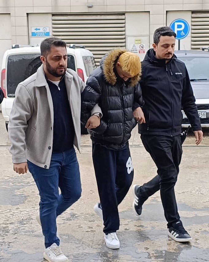 1. görsel: M.Kemal’e hakaret ettiği iftirasıyla 32 yıllık öğretmen kelepçeyle tutuklandı!

2. görsel: Camilerimize çıplak girip, küfürlü şarkı açan edepsiz elleri cebinde gözaltına alındı!!

YORUMSUZ!!!!!!!