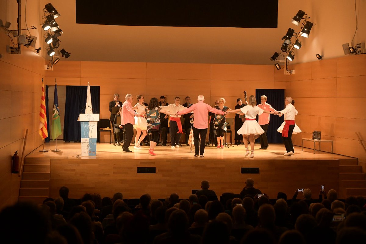 Avui hem participat al tret de sortida del @vendrell_cat #Capital de la Sardana 2026. A l'acte inaugural, al Teatre Tívoli i amb les autoritats i entitats sardanistes, hem gaudit del pregó de Pep Antoni Roig <a href="/quadern_tactil/">Pep Antoni Roig</a> i l'estrena de la sardana Ecos del Vendrell d'Anna Abad