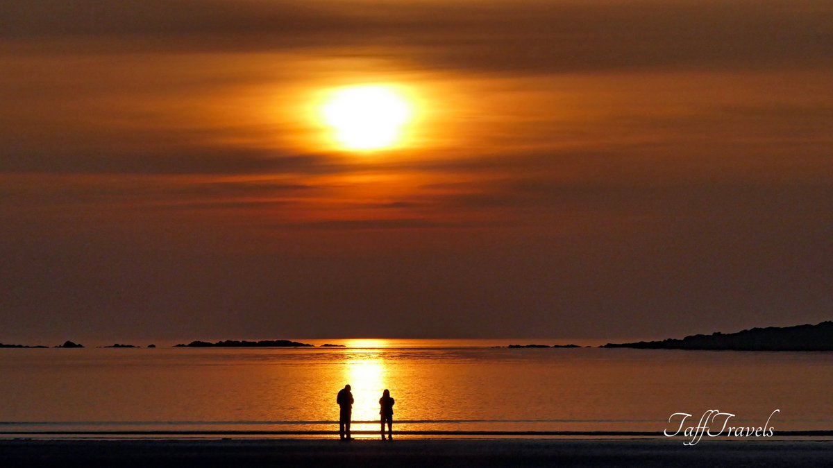 tafftravels's tweet photo. Last nights Sunset in Rhosneigr It just got Better & Better I Promised the couple in the 2nd pic I would post for them @VisitAnglesey @AboutAnglesey @anglesey @northwalesmag @VisitNorthWales #Rhosneigr #Sunset #Anglesey https://t.co/xpp7xFHKEj