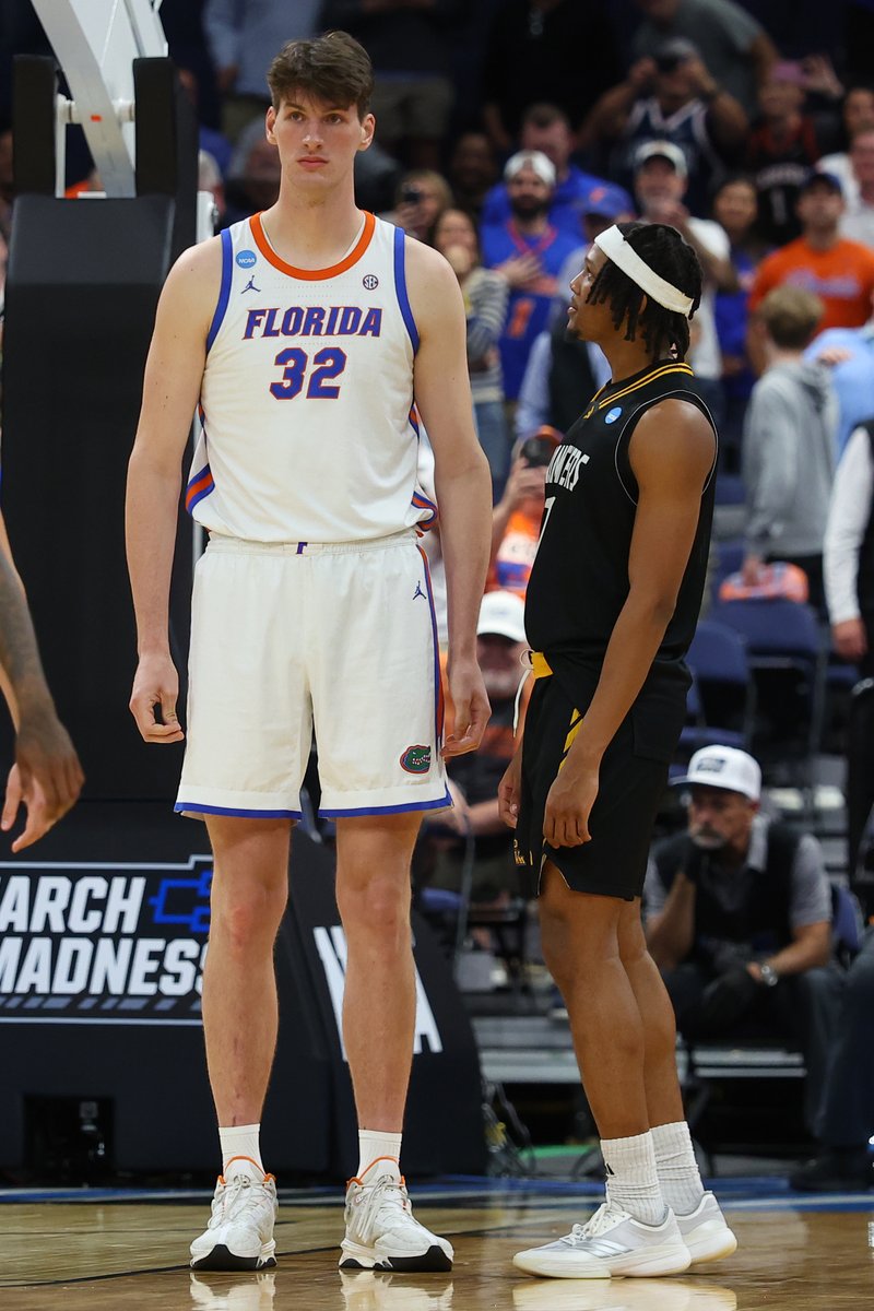 hhqsports's tweet photo. 7-foot-9 center Olivier Rioux standing next to 6-foot-8 forward Hassane Diallo 🤯

📸: Mike Carlson/Getty Images https://t.co/6hO9x4HmXk