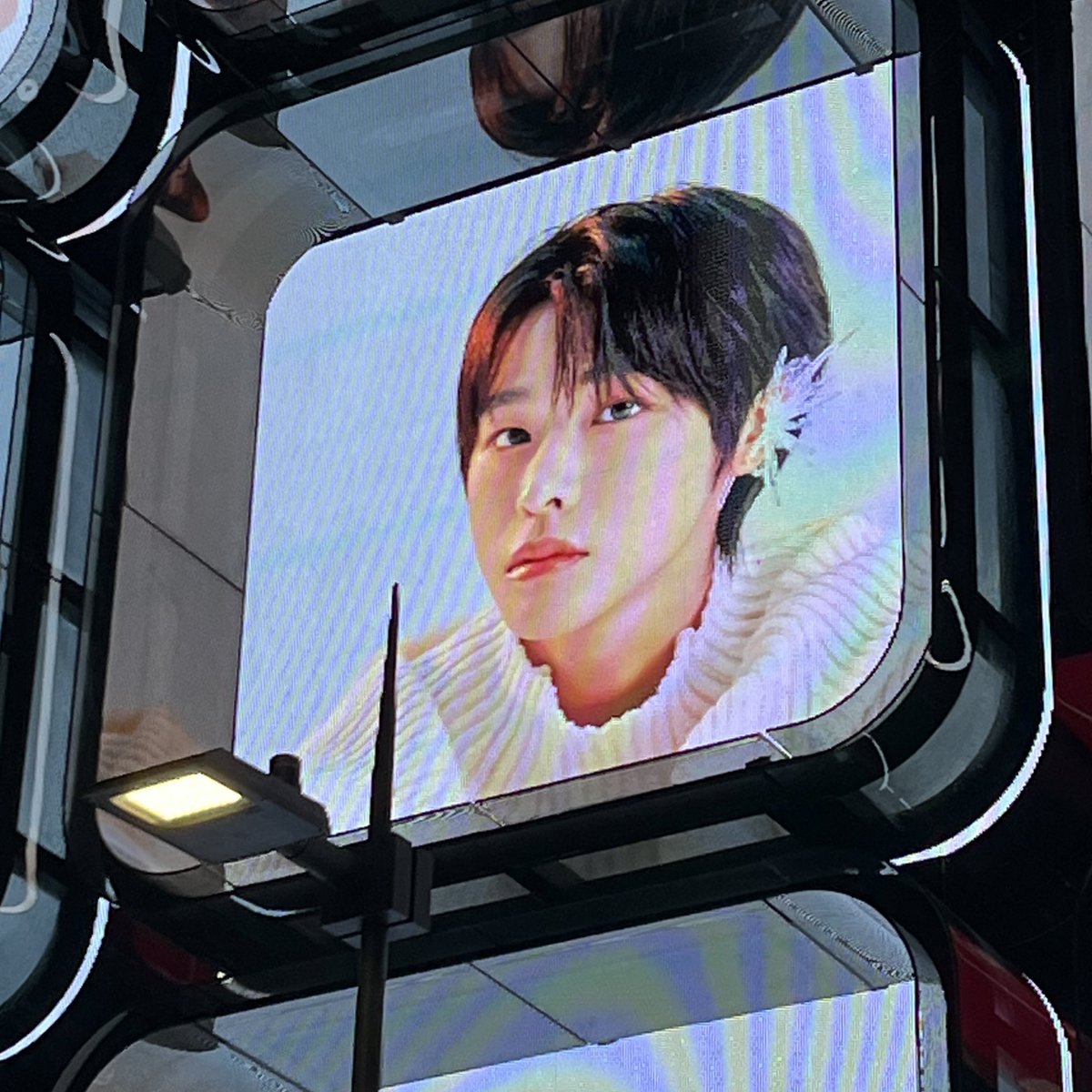 ส่วนตัวผมไม่ได้ตามเกาหลีนะครับ คือพึ่งเห็นน้องขึ้นป้ายใหญ่ใจกลางสยาม ผมพูดได้เลยว่าน้องคนนี้สวยที่สุดในวงการแล้วจริง ๆ ครับ