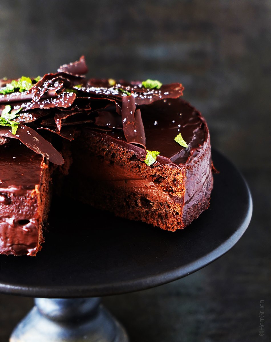 HerrGruenkocht's tweet photo. Minztarte mit Zartbitter-Ganache  Aus meinem Backbuch »Rezepte und Geschichten aus dem Kochlabor No. 3«  

Erhältlich im https://t.co/hZEGfvnbXC oder im Buchhandel.   

Euch allen ein wunderschönes, sonniges Wochenende😀  

#Backen #Backbuch #Torte #Minze #Ganache #HerrGruen https://t.co/qK2YXxNEXV