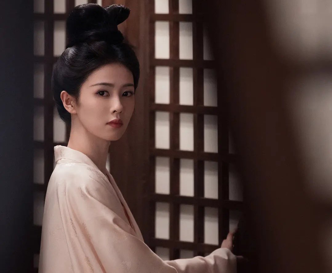 Just looking at the expressions in Bailu and Cheng Lei's eyes as the characters Ye Li and Mo Xiu Yao, it seems they are going to delivering and angustis scenes. Their gazes alone are already conveying such incredible actings.

#MoLi #ChengLei #BaiLu
