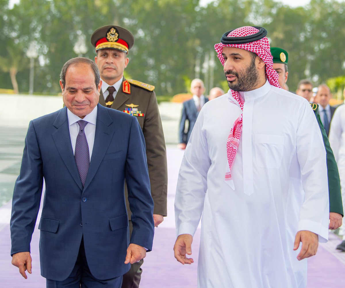 Badermasaker's tweet photo. رئيس جمهورية مصر العربية يصل إلى #جدة وسمو #ولي_العهد في مقدمة مستقبليه. https://t.co/etsP6Lhbg2