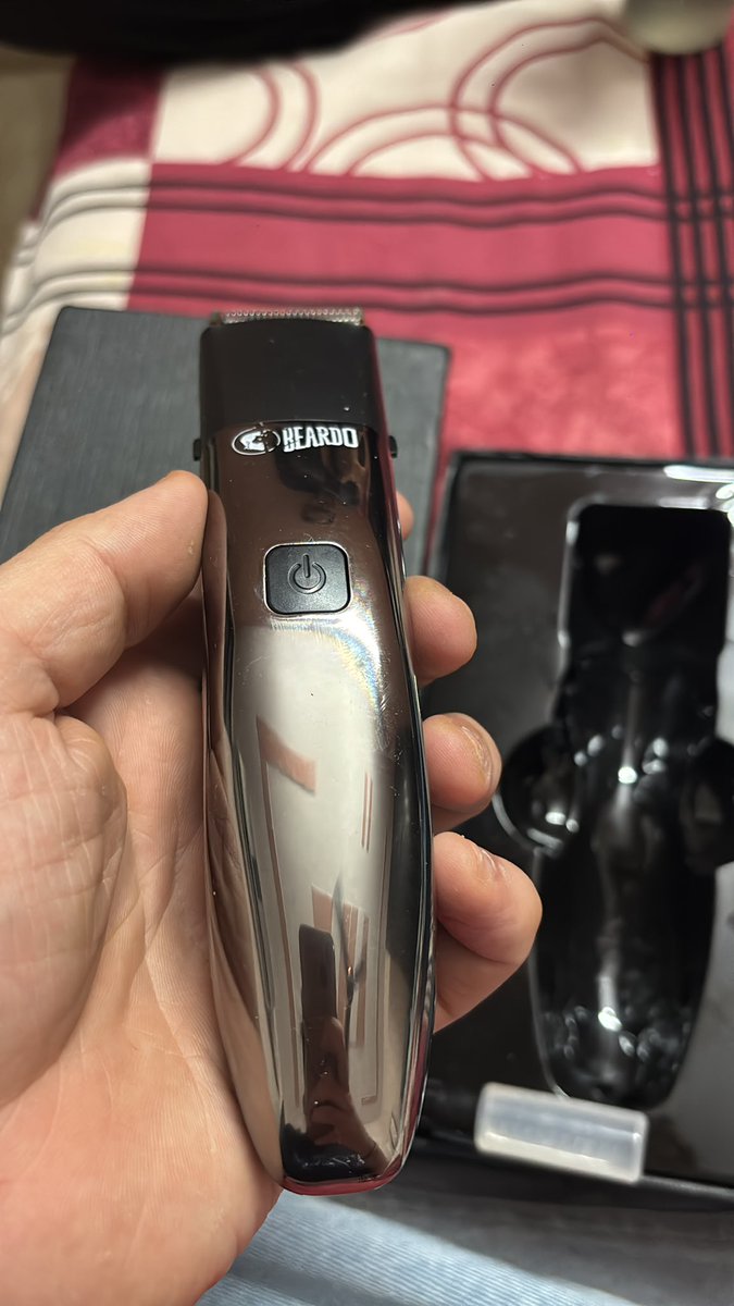 InsightCharting's tweet photo. Extremely disappointed with @JioMart Ordered a BEARDO Chrome Beast Grooming Kit (Order: 17737407740425569A) and received a USED, FILTHY, &amp; likely FAKE product. 🤮
• No seal/labels on the box
• Scratches all over the body.
• Most disgusting part? It still has HAIR inside it! https://t.co/tl80cDjSmm