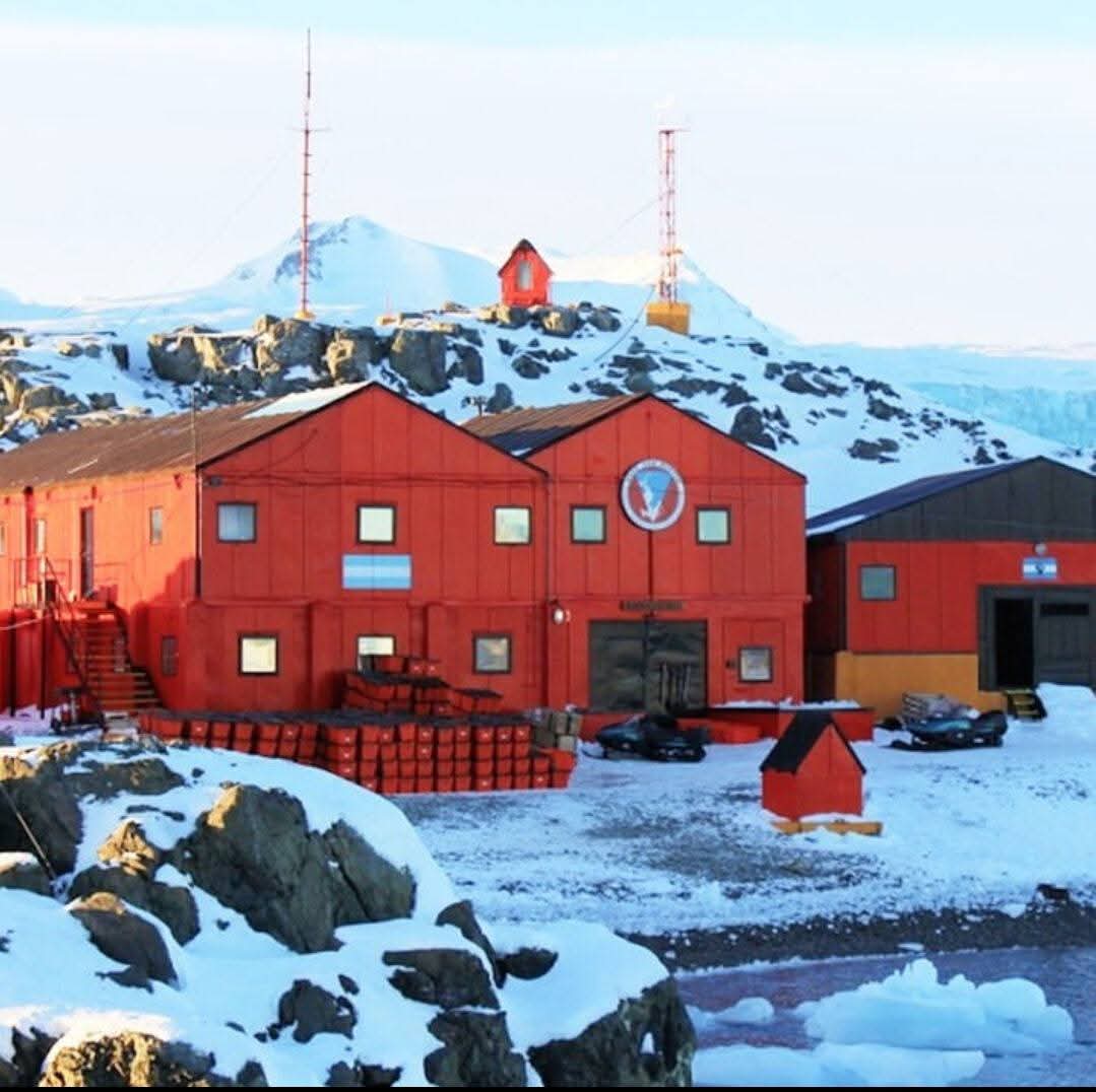 gabrielbertoli's tweet photo. 75° aniversario Base San Martín
21/3/1951: #Argentina funda en #Antartida la #BaseSanMartin, primera en el mundo establecida al sur del círculo #Polar #Antartico (mapa: https://t.co/j8egCRo4mb) El Laboratorio #LASAN de la #DNA) nuclea la actividad científica. #AntartidaEnamora https://t.co/EP9pY4DhpU