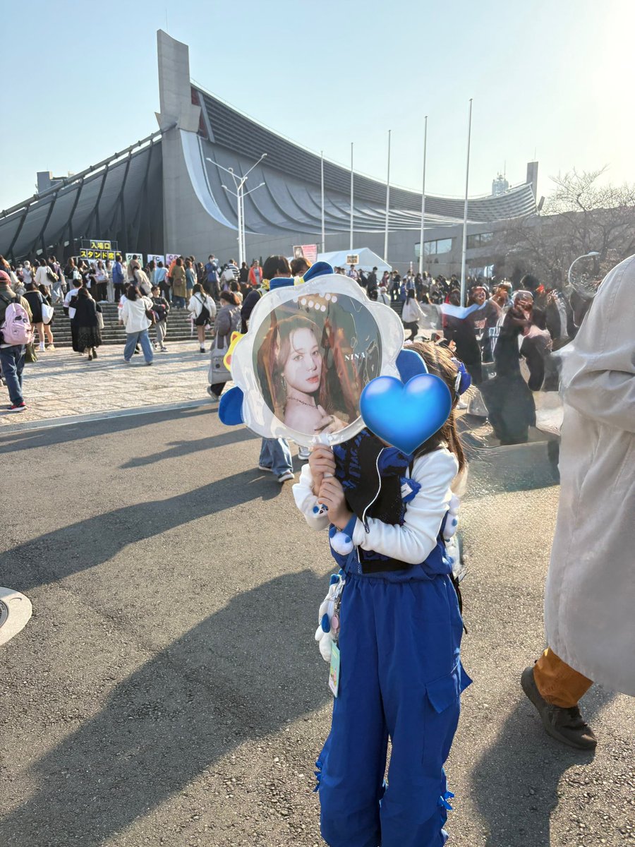 mUGinina's tweet photo. たくさんのWithUの方々の優しさに触れまくりの最高の1日でした🌈
NiziUは一段とかっこよくてみんな楽しそうで元気に幸せにたくさんNiziUからもらって大満足の代々木初参戦となりました💙

#NiziU
#ニナ #NINA
#ニナになりたい7歳
#NEW_EvoNUtion https://t.co/Ft9DlxVWjI