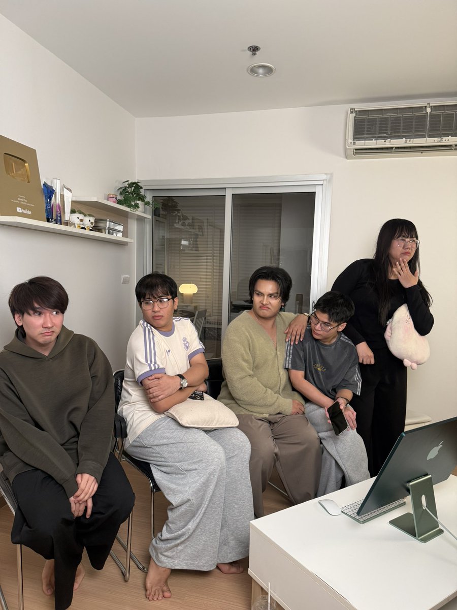 เหตุการณ์หลังจากคลิปเมื่อกี๊ ที่รู้ว่าอิเฮงมันแอบเชียร์ทิว!!!! 

DUANG WITH YOU EP8
#ด้วงกับเธอEP8