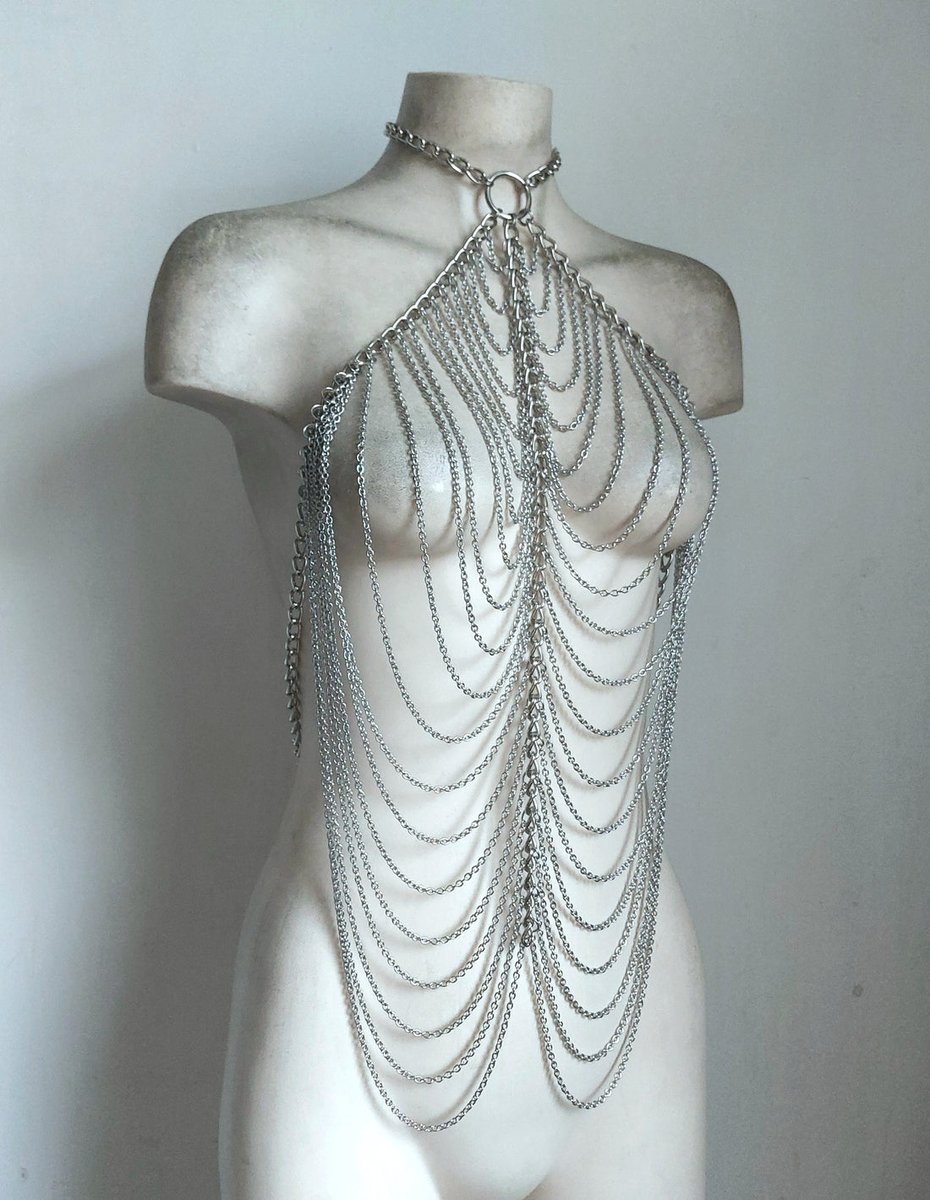 SyntheticDaisy's tweet image. Our #Lagertha chain #harness. Available in two sizes, this chain harness is created with 2 kinds of chains double draped in the front. Adjustable from the back &amp;amp; neck.

Perfect for #festivals &amp;amp; the #medieval fair.

syntheticdaisydesign.com/products/lager…