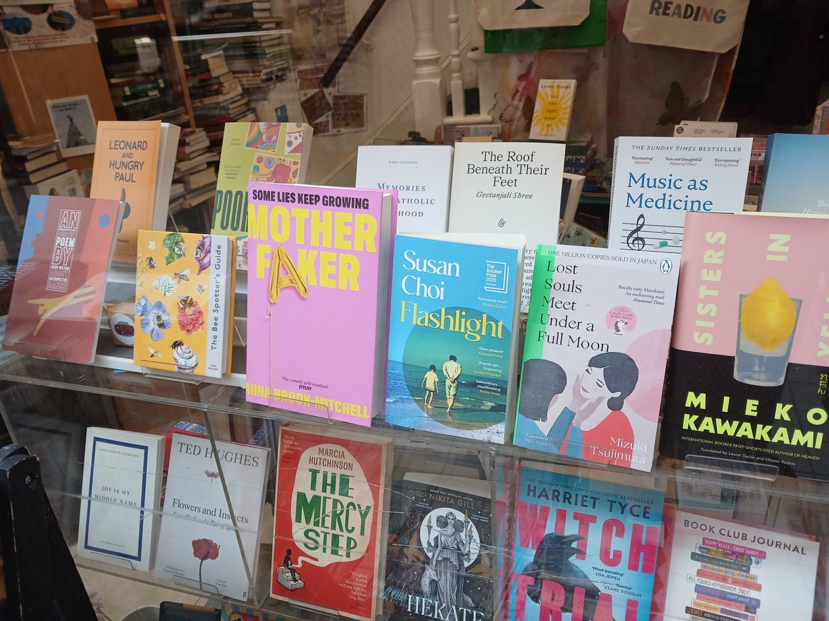 JEBooksHull's tweet photo. My actual bookshop today, with lots of new books in the window xxx https://t.co/iHxzqTPq45