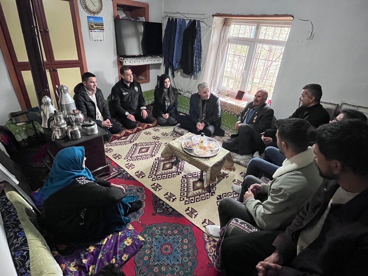 Kaymakamımız Sayın Fatih KARAMAHMUT, eşi Cumhuriyet Savcısı İrem CANTÜRK KARAMAHMUT Hanımefendi, İlçe Emniyet Amiri Murat DÜZ ve İlçe SYDV Müdürü Mehmet ARI ile birlikte Ramazan Bayramı vesilesiyle Çetmi Mahallemizde ikamet eden gazimiz Mustafa ÇAMURCU ve ailesini ziyaret etti.