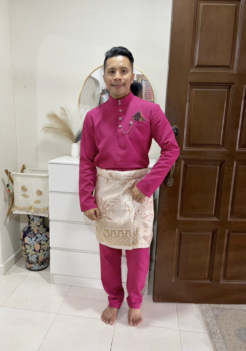 faridsani85's tweet photo. Sepotong lemang pembuka selera,
Kalau dimakan 100 kalori;
Terlanjur kata, terlampau cara,
Maaf dipinta sepuluh jari. 

Selamat Hari Raya 
Maaf Zahir Batin
#teamfuchsiapink
#teamrayaselangor https://t.co/dPN4xhPmuO