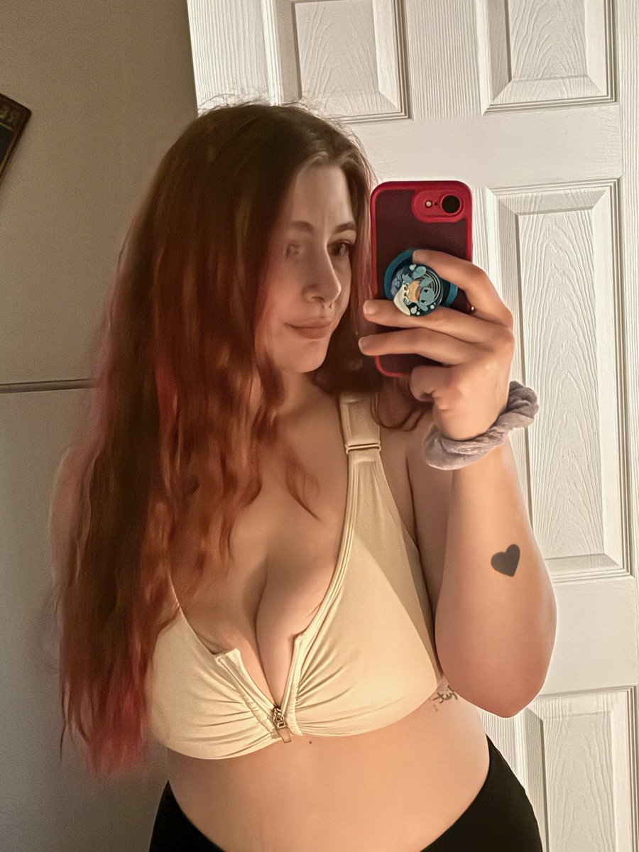 PixiePaigexoxo's tweet photo. @WomenOfOnlyFans https://t.co/KvzHerljEY
