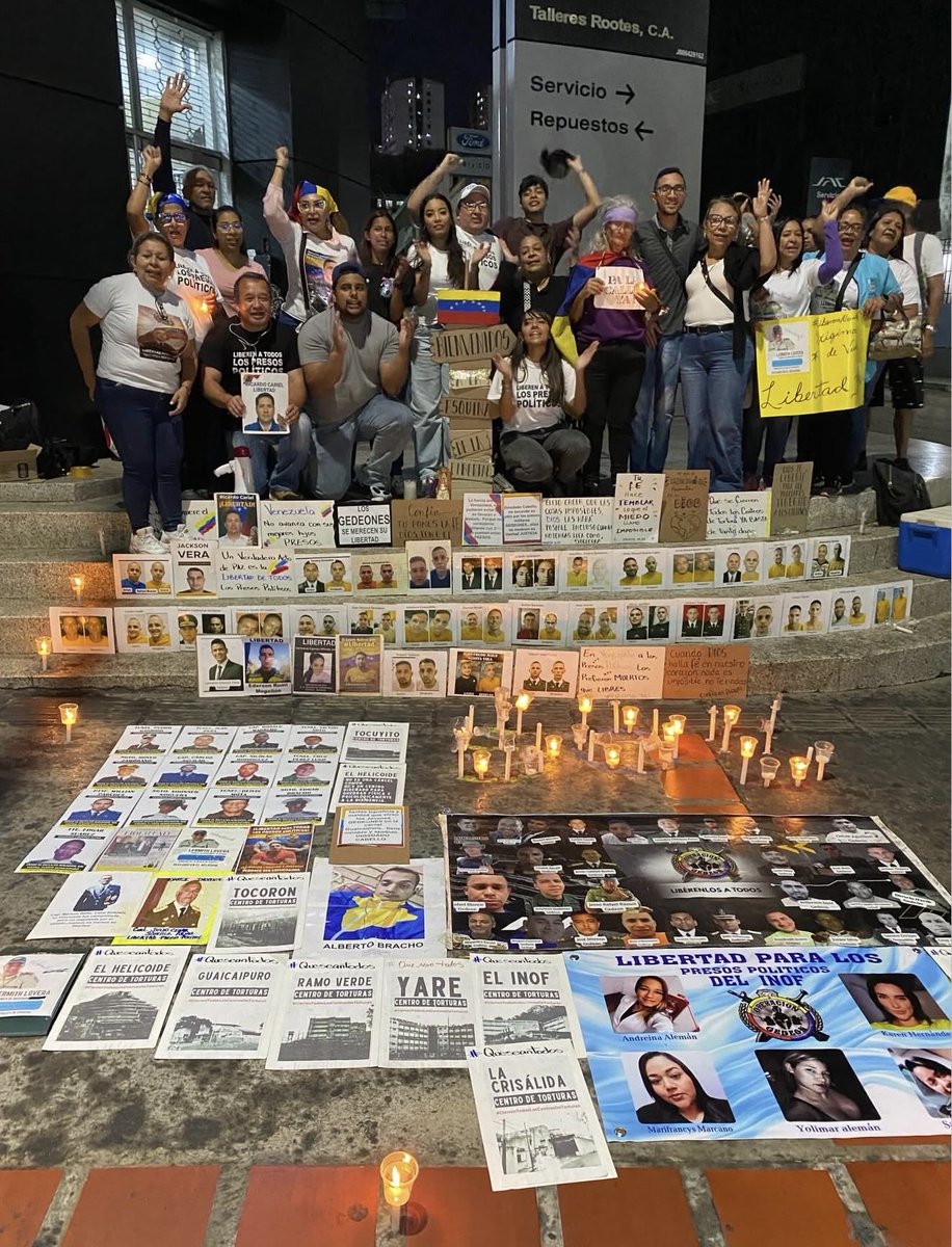 RodriguezAranaJ's tweet photo. Esto tiene que acabar. Cientos de familia defendiendo a sus familiares Prisioneros Políticos con las únicas armas que tienen, sus voces y la oración.

Ya son más de dos meses en esta situación frente a los centros de reclusión, siguen jugando con ellos, Jorge Rodríguez y toda la asamblea se están burlando de ellos, LA AMNISTÍA NO LOS ESTÁ LIBERANDO.

El dolor y el sacrificio que viven a diario, mientras tú duermes, ellos están en vigilia, mientras tú viajas, ellos están protestando, mientras tú ríes, ellos lloran, mientras tú celebras, ellos pasan hambre y sed, mientras tú piensas en vacaciones, ellos piden apoyo.

Yo propongo a todo el país que le duelen los Presos Políticos, que quieren su libertad y justicia para ellos, presionar a todos los sectores del país, a los sindicatos, al empresarial, al médico, al docente, al político a unificar criterios en apoyo a los Presos Políticos y convocar una gran concentración frente a los centros de Reclusión, MP o Asamblea Nacional pidiendo Justicia y Libertad.

Basta de tanta indiferencia, de pasar la página, de creer que esto fue una moda, se desgarra el corazón viendo a estas mujeres día a día clamando sin ser escuchadas, se desgarra el alma viendo con merma el apoyo, se desgarra el alma con cada lágrima de ellos.

Hay que unirnos en esta causa todos los sectores, si se pueden convocar reuniones, conferencias, asambleas, protestas o paros para otras cosas, ¿Por qué para esto tan importante no? Presionemos para esto. Estás mujeres guerreras necesitan de todos, los Presos Políticos necesitan de todos.

Si estás de acuerdo dilo aquí, si tienes otras ideas dilas, si quieres que el mensaje presione etiqueta a quien quieres que escuche nuestro clamor.

#PrimeroLosPresosPoliticos #QueSeanTodos