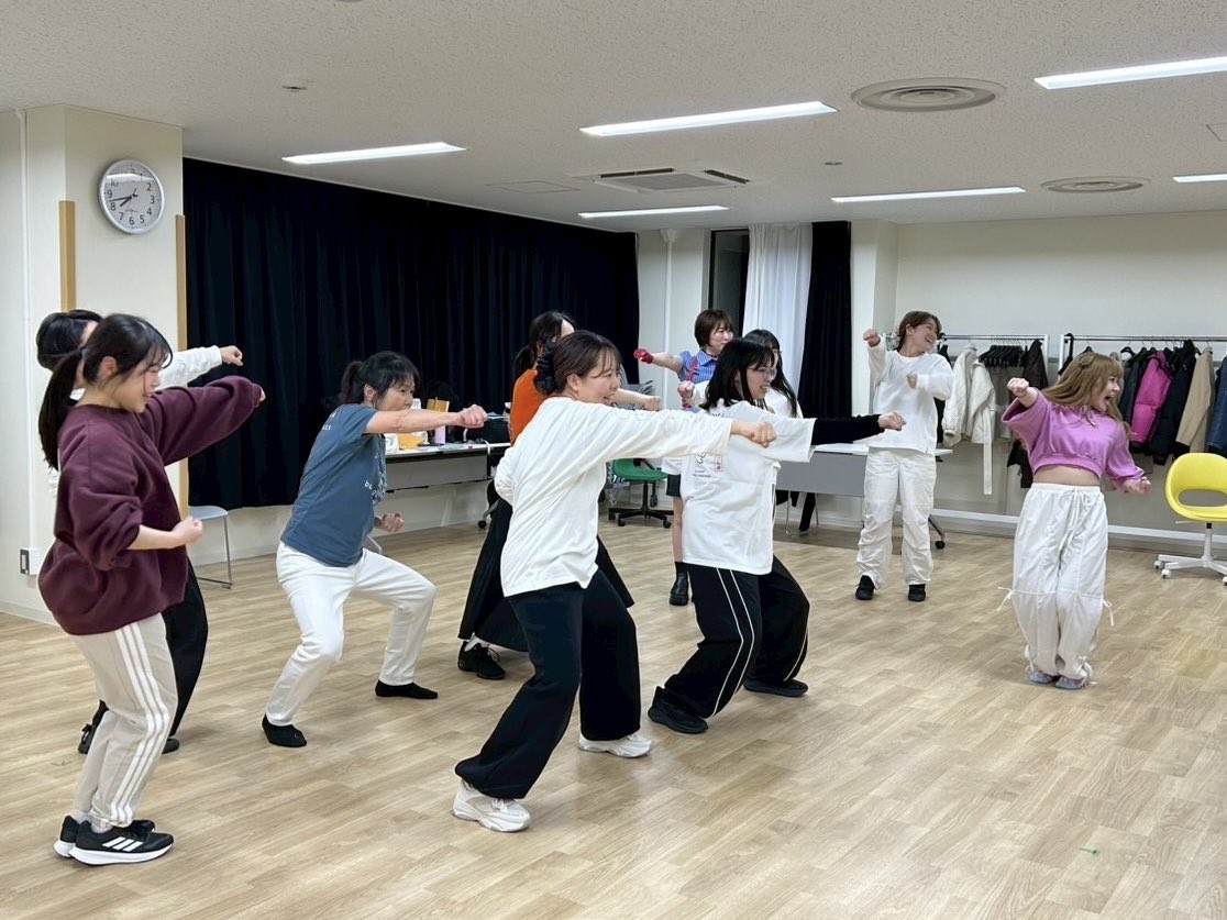 marineyoshida's tweet photo. #ハラハラ美女 ハラスデカポスターも稽古場に到着したぞ💨(いいフライヤーだ😌)
毎回のことだけども美辞女の稽古楽しすぎるな⁉️日々げらげら笑っている
ひと通りシーンの演出がつき連休最終日は全シーン当たってくぞ👊🏻この3連休乗り越えてよりオモロくなっていくんだから👊🏻
🎟https://t.co/sAdOsJB6BY https://t.co/i8GtVIVUbM