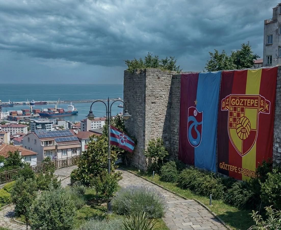 Trabzon'da Trabzonspor bayrağının yanına dostumuz Göztepe'nin dev bayrağı asıldı.🤝
