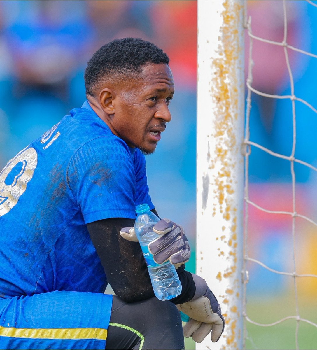 🚨 𝐌𝐍𝐀 𝐔𝐇𝐀𝐊𝐈𝐊𝐀 𝐃𝐈𝐀𝐑𝐑𝐀 𝐘𝐔𝐊𝐎 𝐒𝐀𝐖𝐀?
Nalirudia hili tukio hapa, najiuliza; hii ni mechi ya Ligi Kuu, Ligi namba 5 kwa ubora Afrika?

Afu kwanini mwamuzi alirudisha ile kadi nyekundu? Yani mchezaji anakuja kukushambulia unatoa kadi unarudisha?

Mwamuzi HOW?!🤦🏽‍♂️