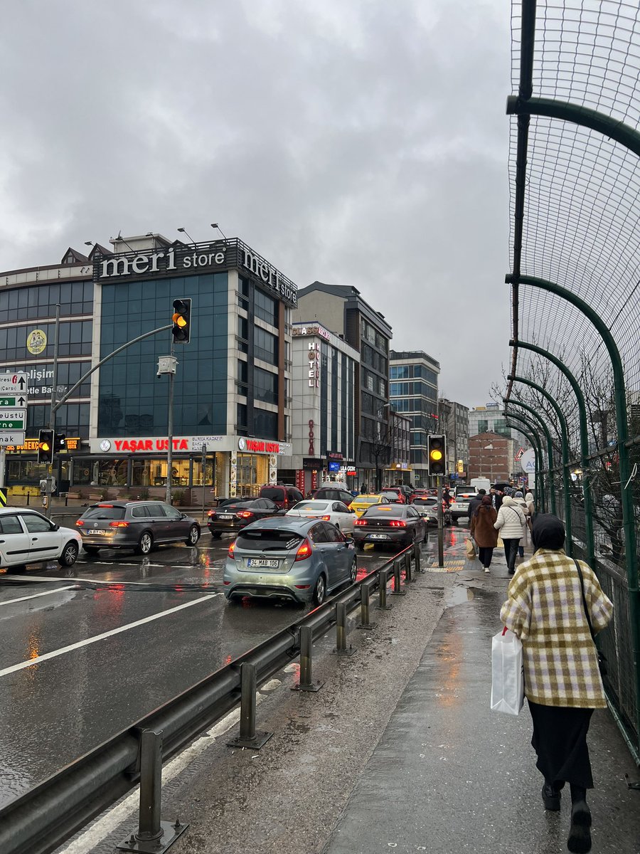 Bozuk ışıklar, iğrenç tabelalar, iğrenç bina cepheleri, bitmemiş bina cepheleri, görüntüsü bile rahatsız edici su biriken kaldırımlar ve yamalı caddeler: Türkiye’nin herhangi bir yeri