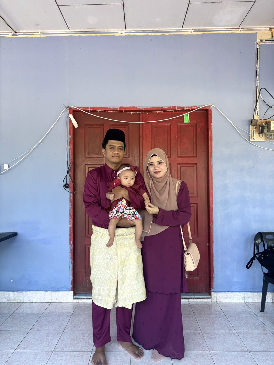 ariesyadnan's tweet photo. Mat ri ye! ✨ Alhamdulillah Syawal 2026 raya bertiga 🫶🏻💜🥰 https://t.co/IiFG2OGOKj