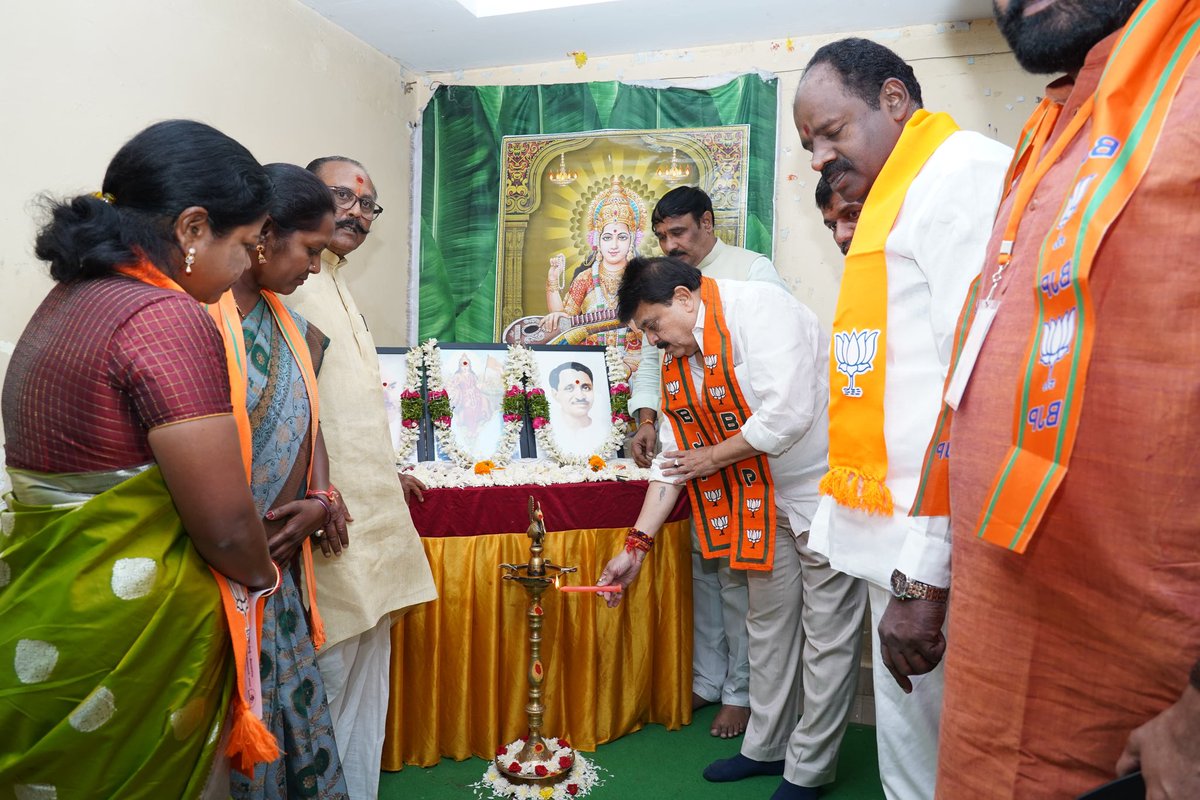 N_RamchanderRao's tweet photo. మేడ్చల్ జిల్లాలో నిర్వహించిన మండల స్థాయి 'దీనదయాళ్ ఉపాధ్యాయ ప్రశిక్షణ అభియాన్' కార్యక్రమంలో పాల్గొని కార్యకర్తలకు దిశానిర్దేశం చేశాను. 

భారత మాత సేవలో పునరంకితమవ్వాలనే సంకల్పంతో పార్టీలో చేరిన నవ సైనికులు ఈ శిక్షణలో ఉత్సాహంగా పాల్గొనడం హర్షణీయం. https://t.co/xocrgUHZWb