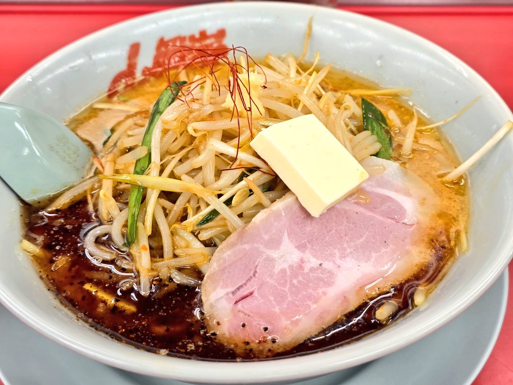 azurbunkabu's tweet photo. 嫁と子供が実家に行って夕飯各自と言われたので行って来ました。以前から気になった、期間限定「G系特製もやし味噌ラーメン」をクーポンでバタートッピング、餃子はサービス券で¥980
めちゃくちゃ美味しかったよ🤩
もうすぐで終わるらしいから早くリピートしに行こ🍜
#ラーメン #山岡家 #ガッツリ https://t.co/myJRhrZELj