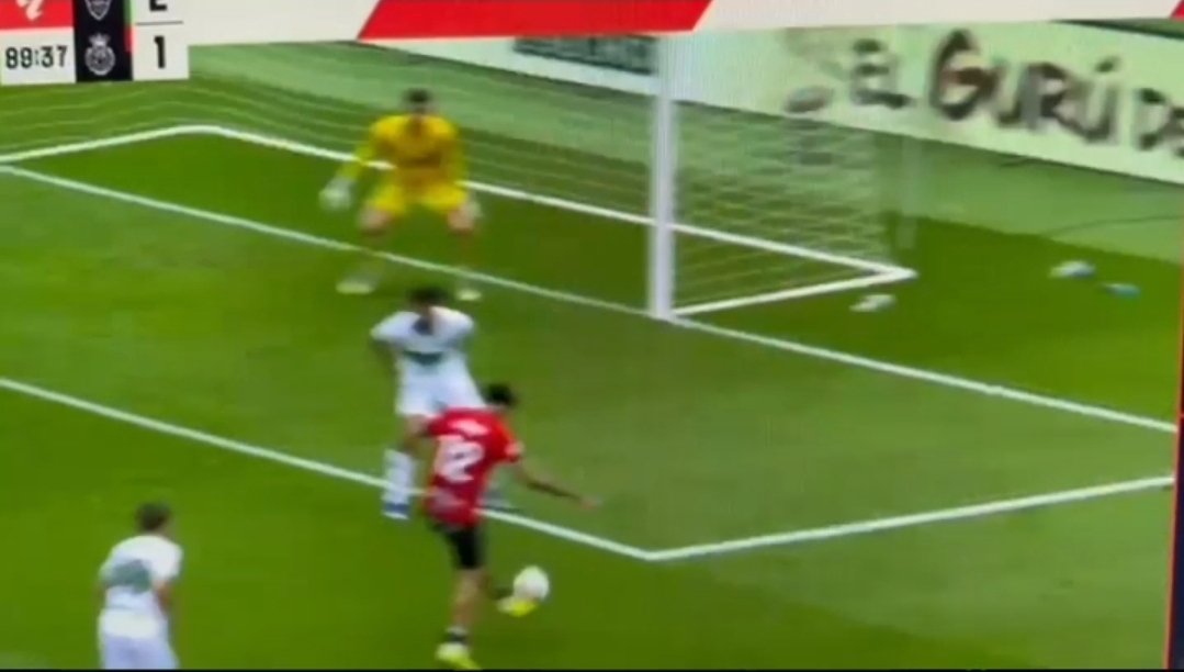 MrAsubio's tweet image. #Elche #Mallorca

💪🏻 Prolongación de Samu Costa que corta Bigas con su brazo separado y alejado, habiendo movimiento del brazo hacia el balón.

📌 ES PENAL

👮🏻‍♂️:❌️
📺:✅️