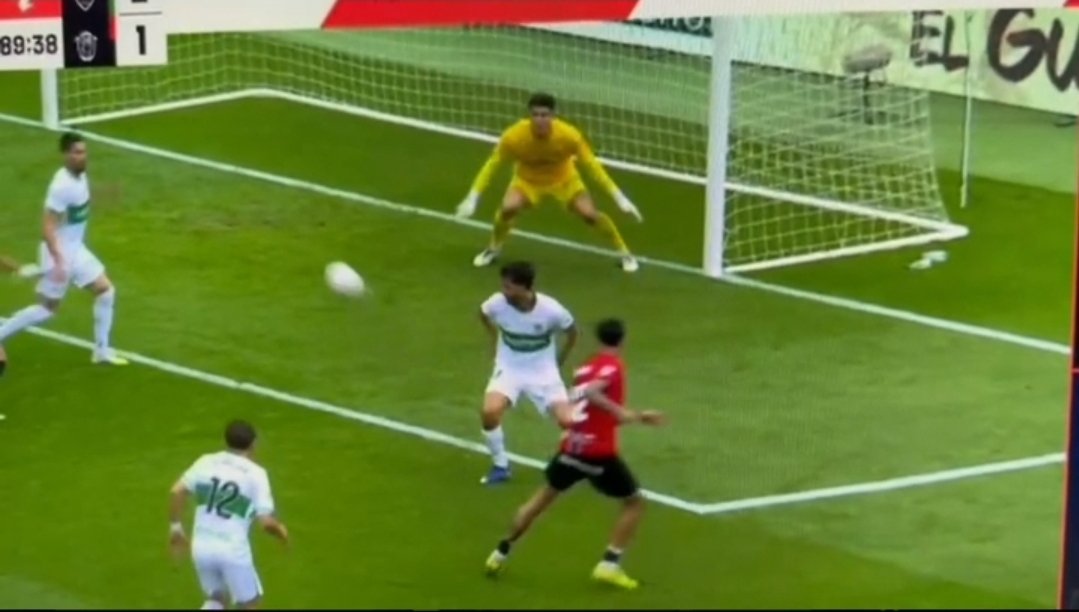 MrAsubio's tweet image. #Elche #Mallorca

💪🏻 Prolongación de Samu Costa que corta Bigas con su brazo separado y alejado, habiendo movimiento del brazo hacia el balón.

📌 ES PENAL

👮🏻‍♂️:❌️
📺:✅️