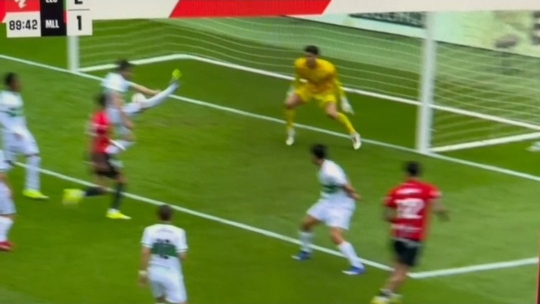 MrAsubio's tweet image. #Elche #Mallorca

💪🏻 Prolongación de Samu Costa que corta Bigas con su brazo separado y alejado, habiendo movimiento del brazo hacia el balón.

📌 ES PENAL

👮🏻‍♂️:❌️
📺:✅️