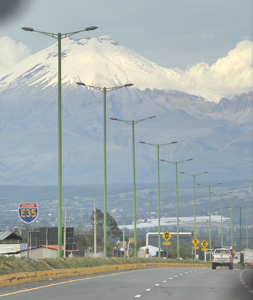 mimebo10's tweet photo. ¡El #Cotopaxi en su esplendor ! https://t.co/1sROrGL8HM