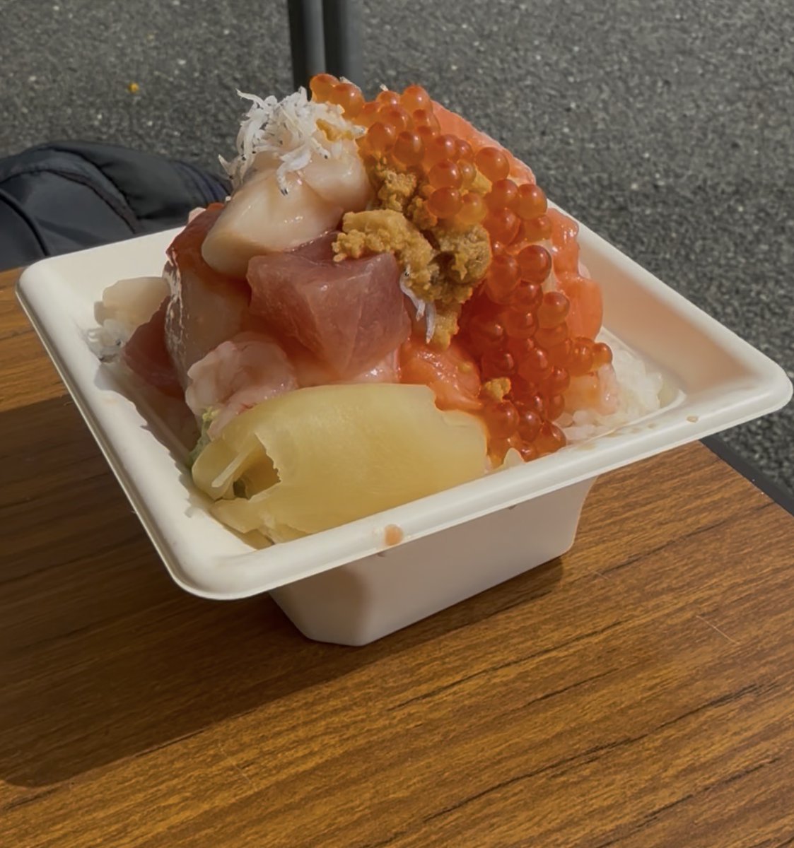 hideyan74's tweet photo. 海鮮丼めちゃ盛り大🤤
 
海鮮の宝石箱🎁やぁ～🤩
 
by©彦摩呂🤣 https://t.co/qE5kzXPTyE