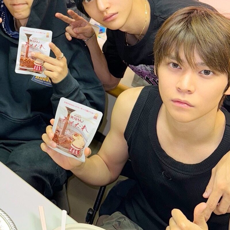 กัมบี้ ภูเบศ คิดไม่ซื่อ แซ่ลิ้ม ณ คะคนดีของฉัน มือกีต้าวง Burbs คลื่นร็อคลูกที่ 3 จาก omg !
นิสัย: D
กิดกำปะจำวัน: แลกเปี่ยนเรื่องคนอื่นกับลุงรปภ แม่บ้าน พนงร้านกาแฟ คอนเท้น บช กฎหมาย ล่าม
คำพุดฮิต: โบวี่จะตายเพื่อ, บัค แม่อยู่ไหน, แม่หนูรักแม่นะ, แหวะอะไรอะไม่เห็นอร่อย (กินหมด)