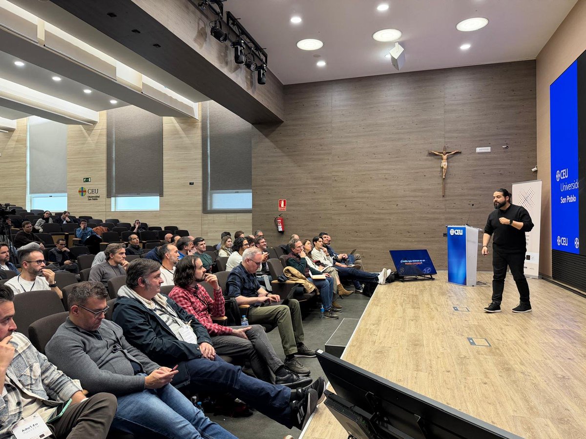 Más fotos de las sesiones de esta mañana, gracias al incansable trabajo de <a href="/mjpalaciosg/">María José Palacios</a> #CPSLive