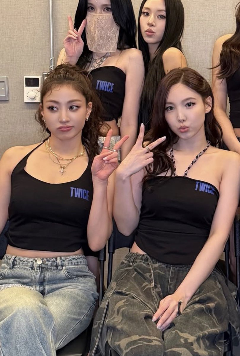 icecream_sam's tweet photo. Everything is Nahyo if you look close enough  #imdefnotlookingatthehandsizedifference https://t.co/9u8ud17O2A