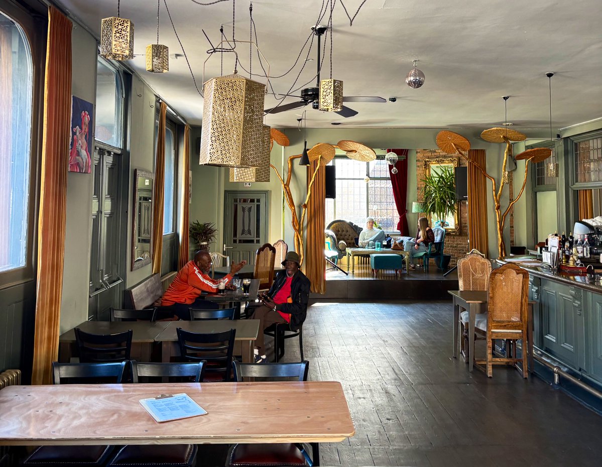 LondonPubMap's tweet image. Today’s third pub is The Rocket by Acton Central station. Very relaxed in here with some loyal locals in attendance. #acton #rocket #londonpub