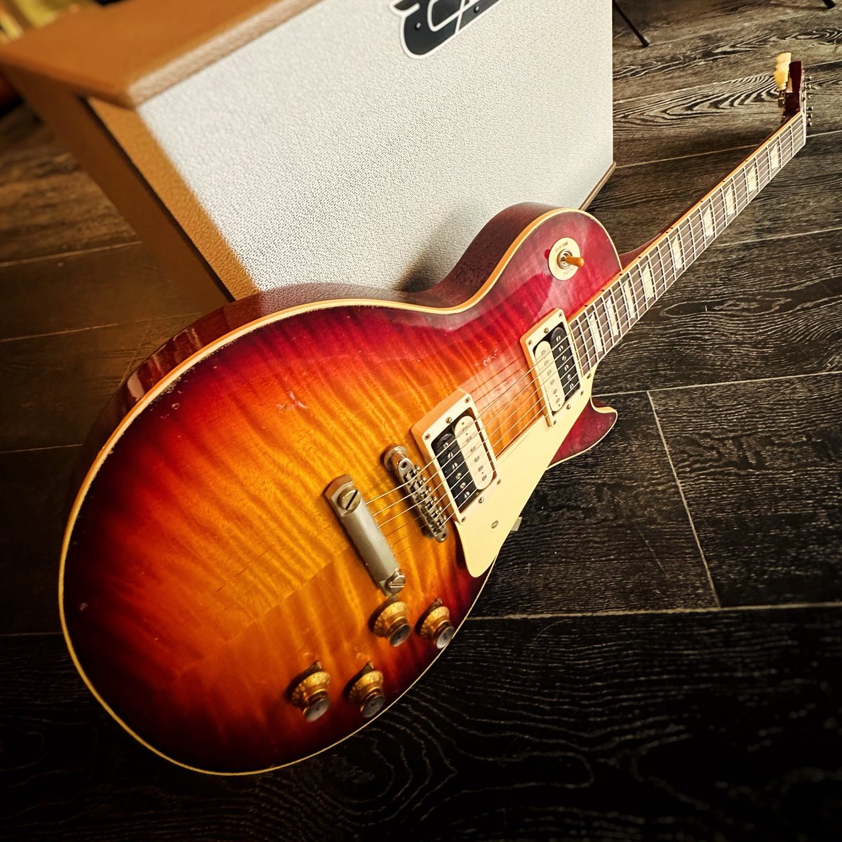 DetroitGuitar's tweet image. A true standout from the DG Private Selection vault. This @gibsonguitar Custom M2M ’60 Les Paul Standard in Factory Burst pairs hand-selected tonewoods with Murphy Lab Light Aging for that broken-in vintage feel right out of the case.

#DGPrivateSelection #GibsonCustom #MurphyLab
